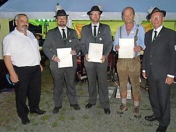 Ehrungen bei der SG Rothenkirchen (von links): Dritter Schützenmeister Michael Staar, Johannes Beständig, Peter Beständig, Klaus Möckel, Erster Schützenmeister und Ehrenschützenmeister Reinhold Wolf Foto: eh