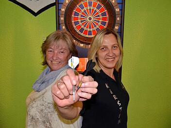 Christine Dehler (links) und Kerstin Nauth spielen schon seit den 1990er-Jahren Dart. Damit angefangen haben sie damals in Langenleiten, heute trainieren und kämpfen sie regelmäßig im Premicher Sportheim.  Foto: Kathrin Kupka-Hahn