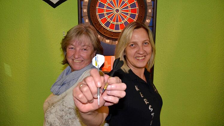 Christine Dehler (links) und Kerstin Nauth spielen schon seit den 1990er-Jahren Dart. Damit angefangen haben sie damals in Langenleiten, heute trainieren und kämpfen sie regelmäßig im Premicher Sportheim.  Foto: Kathrin Kupka-Hahn