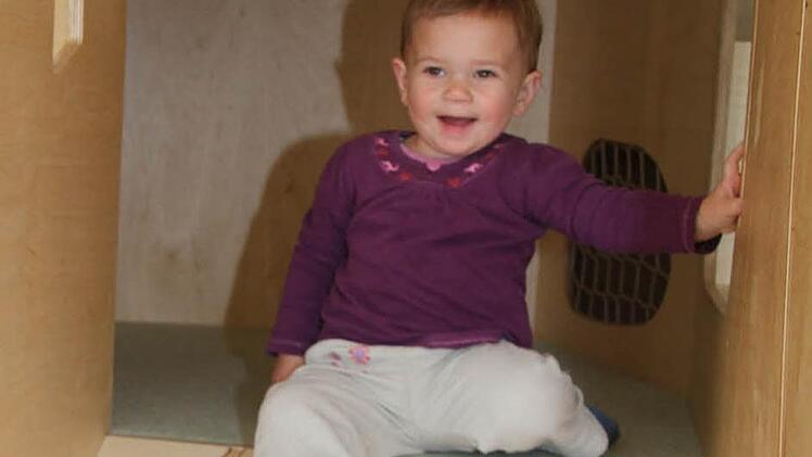 Stella Hümmer traut sich schon ganz alleine rutschen. Foto: Sonja Adam