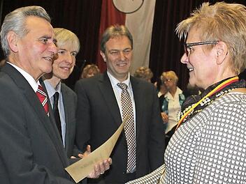 Die Deutsche Seniorenmeisterin Barbara Neubauer (rechts) wurde von (von links): Oswald Marr, Thomas Engel und Klaus Löffler beglückwünscht.