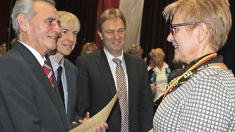 Die Deutsche Seniorenmeisterin Barbara Neubauer (rechts) wurde von (von links): Oswald Marr, Thomas Engel und Klaus Löffler beglückwünscht.