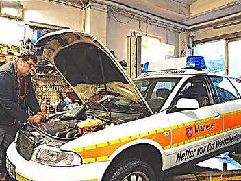 Kfz-Meister Michael Seger inspiziert das HvO-Fahrzeug.  Foto: T. Weichert