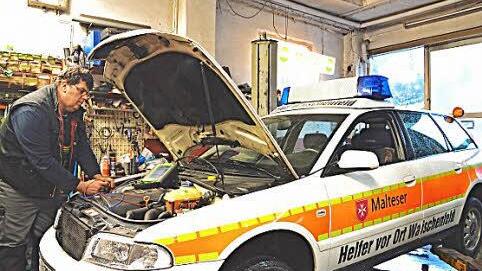 Kfz-Meister Michael Seger inspiziert das HvO-Fahrzeug.  Foto: T. Weichert