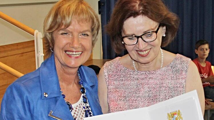 Viele gemeinsame Jahre sind Schulamtsdirektorin Ulrike Brech und Ingrid Mandery (rechts) miteinander im Schuldienst verbunden gewesen. Mit Überreichung der Urkunde zur Versetzung in den Ruhestand trennen sich ihre beruflichen Wege. Foto: Helmut Will