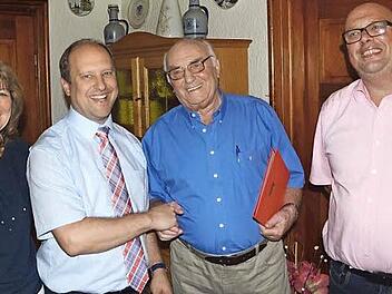 Max Igler aus Fischbach erhielt für 50-jährige Mitgliedschaft die Goldene Ehrennadel der SPD. Im Bild (von links) stellvertretender Ortsvereinsvorsitzende Petra Kastner, Stadtverbandsvorsitzender Ralf Völkl, Max Igler und Ortsvereinsvorsitzender Thilo Moosmann Foto: Ralf Völkl