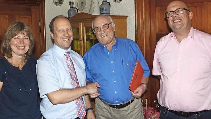 Max Igler aus Fischbach erhielt für 50-jährige Mitgliedschaft die Goldene Ehrennadel der SPD. Im Bild (von links) stellvertretender Ortsvereinsvorsitzende Petra Kastner, Stadtverbandsvorsitzender Ralf Völkl, Max Igler und Ortsvereinsvorsitzender Thilo Moosmann Foto: Ralf Völkl