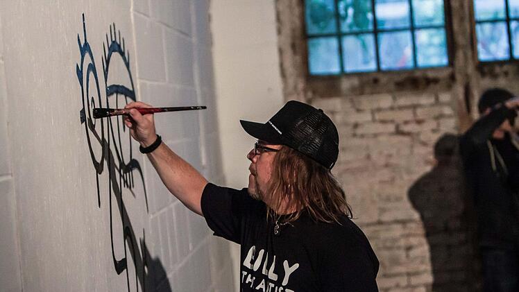 Der New Yorker Pop-Art-Künstler Billy The Artist lockte zahlreiche Besucher in die alte Pakethalle in Coburg. Foto: Jochen Berger