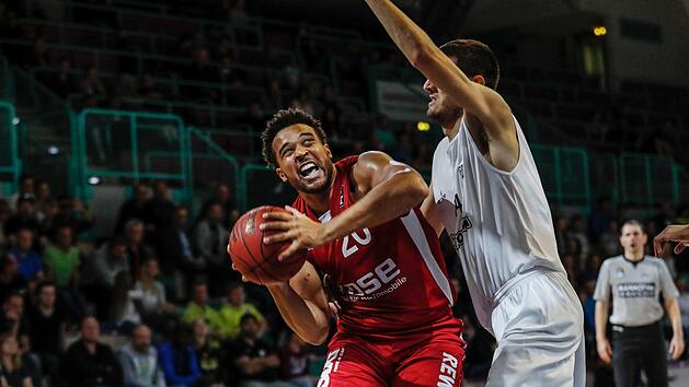Elias Harris (links) und die &uuml;brigen Bamberger sind hei&szlig; auf die neue Saison. Foto: Daniel L&ouml;b