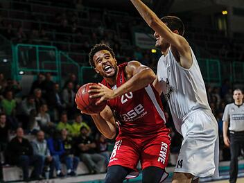 Elias Harris (links) und die &uuml;brigen Bamberger sind hei&szlig; auf die neue Saison. Foto: Daniel L&ouml;b