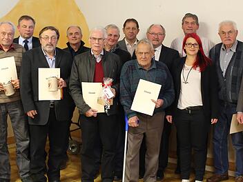 Für ihr 50-jähriges Wirken als Feldgeschworene wurden Willi Kratz (Hallerndorf), Rudolf Steinheimer (Eggolsheim) und Albin Wilner (Hallerndorf) geehrt. 40 Jahre dabei sind Dieter Saffer (Bammersdorf) und Josef Arneth (Unterstürmig), für 25 Jahre wurden Alfred Wunder (Buckenreuth), Friedrich Schuhmann (Obertrubach-Linden), Simon Kormann (Etzdorf), Gregor Ecker (Geschwand) Rudolf Lorenz Distler (Sachsendorf) und Manfred Beimerl (Buckenreuth) ausgezeichnet. Fotos: Franz Galster