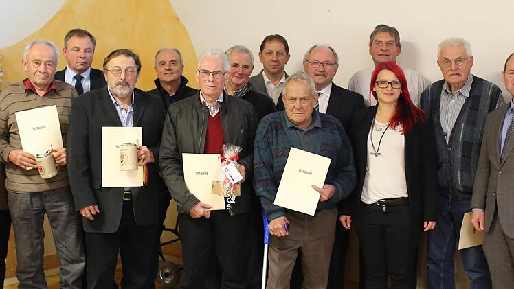 Für ihr 50-jähriges Wirken als Feldgeschworene wurden Willi Kratz (Hallerndorf), Rudolf Steinheimer (Eggolsheim) und Albin Wilner (Hallerndorf) geehrt. 40 Jahre dabei sind Dieter Saffer (Bammersdorf) und Josef Arneth (Unterstürmig), für 25 Jahre wurden Alfred Wunder (Buckenreuth), Friedrich Schuhmann (Obertrubach-Linden), Simon Kormann (Etzdorf), Gregor Ecker (Geschwand) Rudolf Lorenz Distler (Sachsendorf) und Manfred Beimerl (Buckenreuth) ausgezeichnet. Fotos: Franz Galster