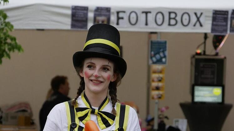 Bunte Clowns zauberten kleine Kunstwerke aus Luftballons und schenkten diese den Besuchern. Foto: Manja von Nida
