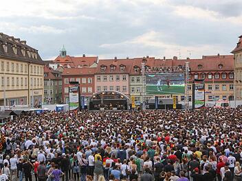 Public Viewing am Bamberger  Maxplatz 2014: Auch die Spiele der deutschen Nationalmannschaft  bei der diesjährigen Fußballweltmeisterschaft in Russland sollen auf dem Maxplatz  gezeigt werden. Allerdings muss noch eine Lösung für eine mögliche  Finalübertragung her. Foto: Riegerpress
