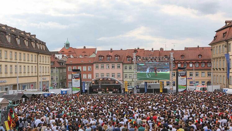Public Viewing am Bamberger  Maxplatz 2014: Auch die Spiele der deutschen Nationalmannschaft  bei der diesjährigen Fußballweltmeisterschaft in Russland sollen auf dem Maxplatz  gezeigt werden. Allerdings muss noch eine Lösung für eine mögliche  Finalübertragung her. Foto: Riegerpress