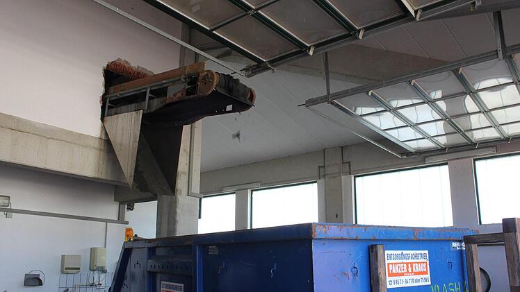 Vereinzelt fallen nasse Schlammbatzen vom Förderband nach unten. Sieht wenig aus, ergibt aber täglich eine Mulde voll, die abtransportiert werden muss.