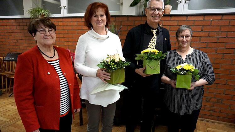 orsitzende Emilie Meier konnte Beate Riehl-Apel, Hedwig Schlemmer und Peter Lautenbach für langjähriges Singen im Chor auszeichnen