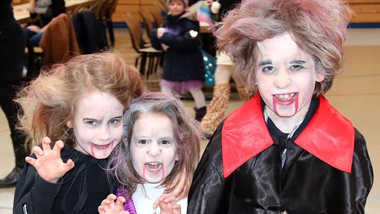 Freundlich-gruslige Gestalten feierten in der Aischtalhalle.   Foto: Johanna Blum