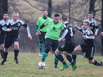 Enttäuschend verlief der Auftakt für den FC Seibelsdorf. Hier im Spiel gegen den TSV Windheim nahm es Martin Fojtik (grünes Trikot) mit der gesamten Abwehr auf, dennoch reichte es nur für ein Remis.  Foto: H. Weiß