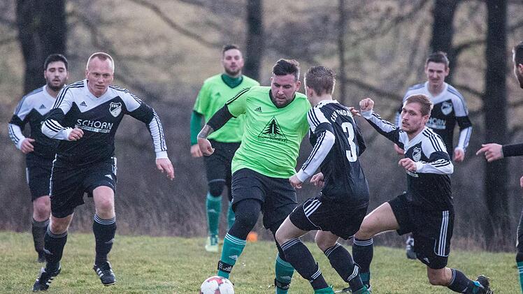 Enttäuschend verlief der Auftakt für den FC Seibelsdorf. Hier im Spiel gegen den TSV Windheim nahm es Martin Fojtik (grünes Trikot) mit der gesamten Abwehr auf, dennoch reichte es nur für ein Remis.  Foto: H. Weiß