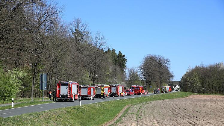Bei einem Feuer im Kreis Nürnberger Land (Mittelfranken) gerieten am Freitag rund tausend Quadratmeter Wald in Brand. Die Feuerwehr rückte mit einem Großaufgebot an und löschte die Flammen. Foto: NEWS5 / Fechner