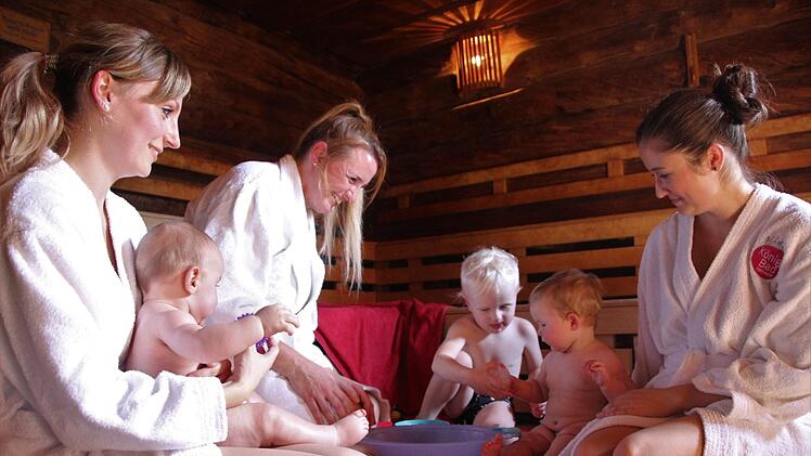 Kuschelatmosphäre in der Forchheimer Eventsauna: Während der zweijährige Pepe den Eisbrunnen räubert, genießen Kathrin mit ihrem Sohn Henry, Nadine Hemme (Babysauna-Fachfrau), Katharina und Mia die wohltuende Wärme.