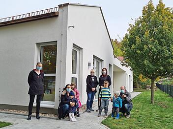 Einige Eltern und Erzieher vor dem Neubau, den nicht alle schon von innen kennen  Foto: Carmen Schwind