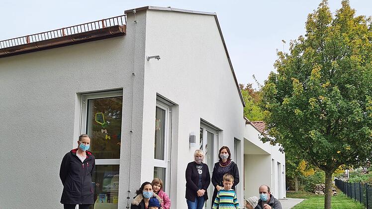 Einige Eltern und Erzieher vor dem Neubau, den nicht alle schon von innen kennen  Foto: Carmen Schwind