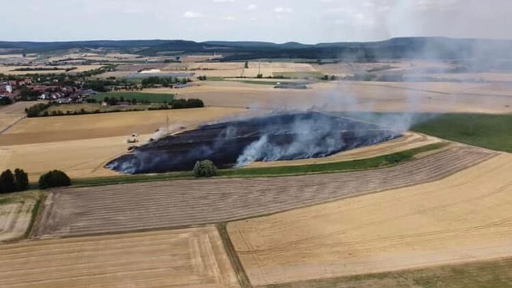 Iphofen: Unberechenbare Flammen auf Feld entz&uuml;nden Feuerwehrauto - "Lage eskalierte"