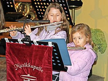 Die Nachwuchsmusikerinnen Dehlia Renner (links) und Martha Sorgenfrei waren bei ihren ersten großen Auftritt voll bei der Sache.