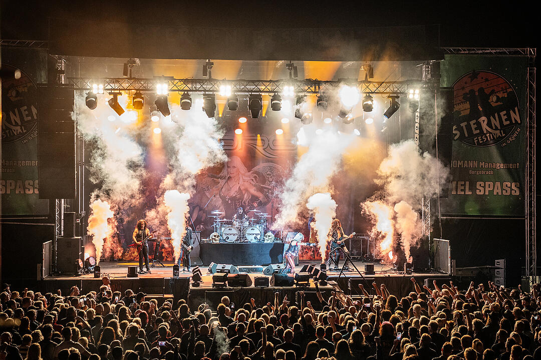 An die 2000 Besucher feierten die Rockmusik!
