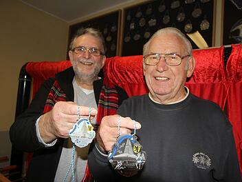 Gerd Engert (l.) und Bitter präsentieren den neuen Orden mit der evangelischen Kirche. Foto: Michael Busch