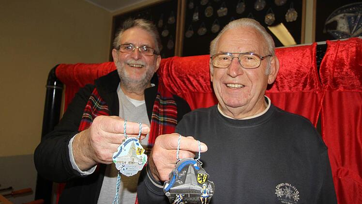 Gerd Engert (l.) und Bitter präsentieren den neuen Orden mit der evangelischen Kirche. Foto: Michael Busch