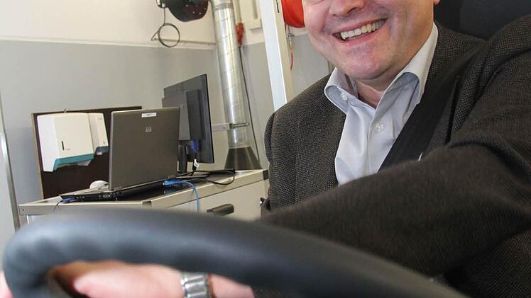 Kreisbrandinspektor Fritz Weinlein bei der "Testfahrt".