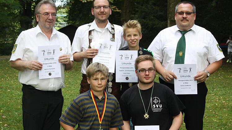 Helmut Schweikl, Florian Schweikl, Leon Peter, Achim de Wendt (hinten v. l.) sowie Jonathan Muschlien und Silvio Hielscher (vorne v. l.) wurden bei den Uehlfelder Schützen geehrt. Foto: Sonja Werner
