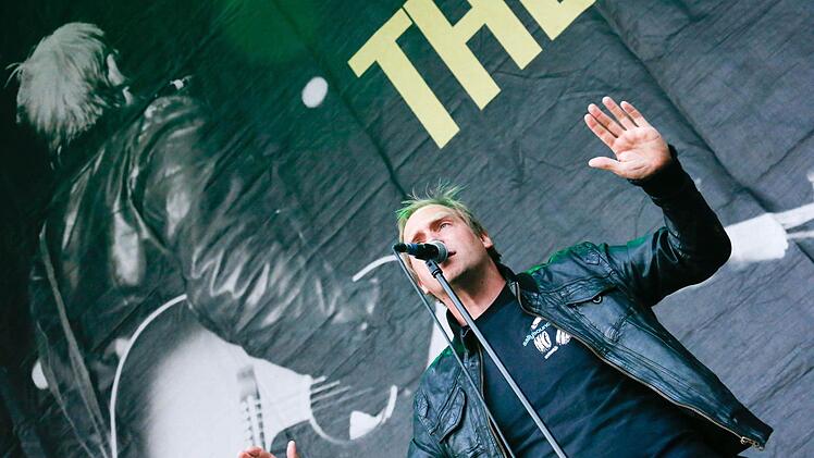 Als Vorband stand Thees Uhlmann auf der Bühne am Coburger Schlossplatz Foto: Matthias Hoch