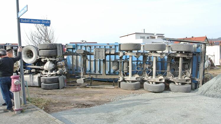 Wohl nicht mehr zu gebrauchen ist der Auflieger, der am Mittwoch in Sand umkippte.