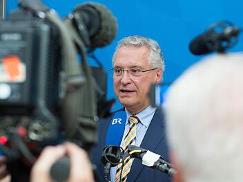 Innenminister Joachim Herrmann bei der Vorstellung des Verfassungsschutzberichtes Foto: Andreas Gebert, dpa