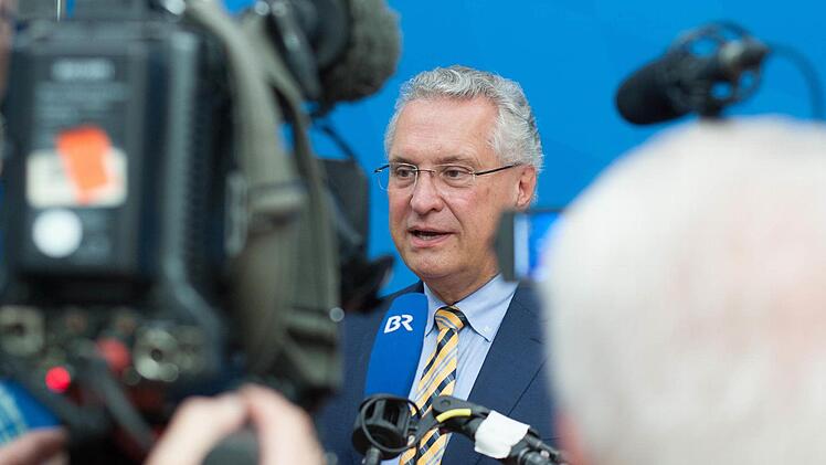 Innenminister Joachim Herrmann bei der Vorstellung des Verfassungsschutzberichtes Foto: Andreas Gebert, dpa