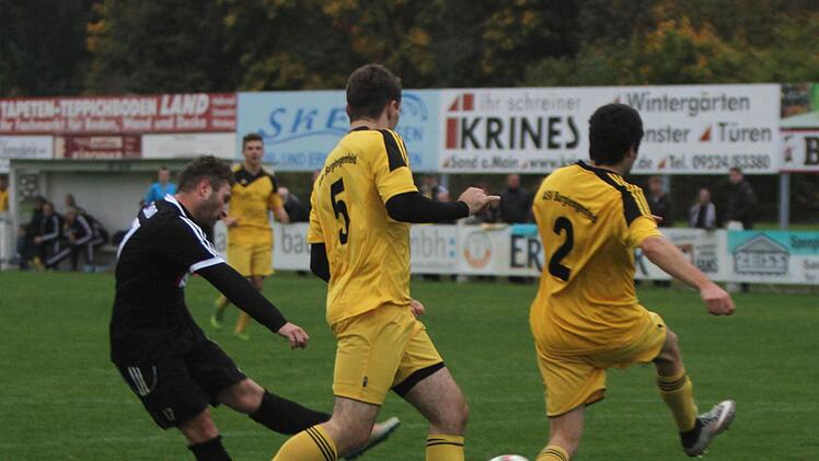 Das war das "goldene Tor" von Florian Pickel (links), der hier aus der Drehung abzieht und trifft. Diebeiden Gästespieler John Schihada und Stefan Schnaus (von rechts) können es nicht mehr verhindern.