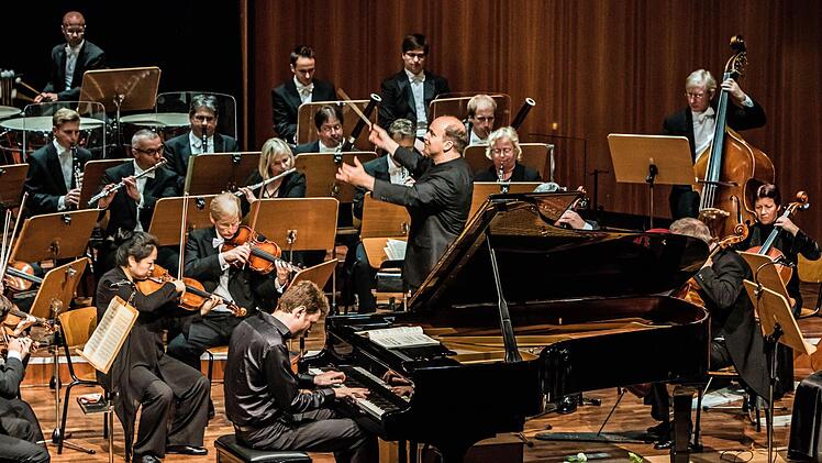 Beim 5. Sinfoniekonzert war das Philharmonische Orchester Landestheater Coburg unter Leitung von Roland Kluttig zu Gast bei den Coburger Musikfreunden im Kongresshaus - mit dem gefeierten Pianisten Benjamin Moser.