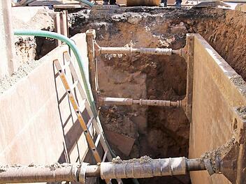 Stadtwerke-Chef Günter Schneider und Reinhold Müller schauen sich auf der Baustelle um. Fotos: Ralf Ruppert