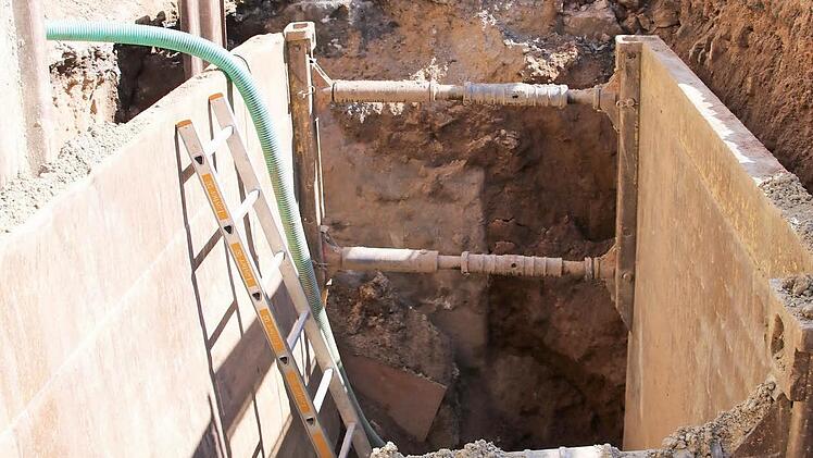 Stadtwerke-Chef Günter Schneider und Reinhold Müller schauen sich auf der Baustelle um. Fotos: Ralf Ruppert
