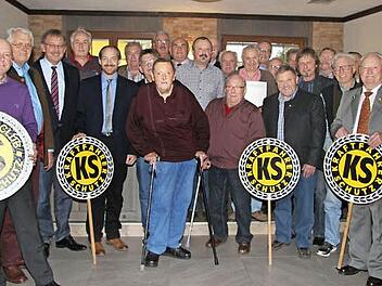 Einen wahren Ehrungsreigen führte der Ortsvorsitzende des KS-Schutzes Reinhardt Baumgartner beim geselligen Nachmittag im Gründla durch: Viele Mitglieder sind schon seit einem halben Jahrhundert oder seit vierzig Jahren beim Kraftfahrerschutz. Foto: Sonny Adam