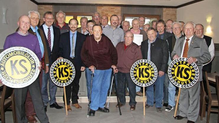Einen wahren Ehrungsreigen führte der Ortsvorsitzende des KS-Schutzes Reinhardt Baumgartner beim geselligen Nachmittag im Gründla durch: Viele Mitglieder sind schon seit einem halben Jahrhundert oder seit vierzig Jahren beim Kraftfahrerschutz. Foto: Sonny Adam