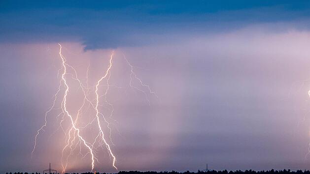 Der deutsche Wetterdienst hat f&uuml;r Teile Unterfrankens eine Warnung vor starkem Gewitter am Samstag herausgegeben. Foto: Patrick Pleul/d