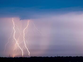Der deutsche Wetterdienst hat für Teile Unterfrankens eine Warnung vor starkem Gewitter am Samstag herausgegeben. Foto: Patrick Pleul/d