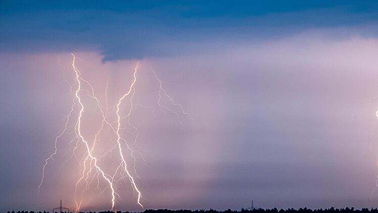 Der deutsche Wetterdienst hat für Teile Unterfrankens eine Warnung vor starkem Gewitter am Samstag herausgegeben. Foto: Patrick Pleul/d