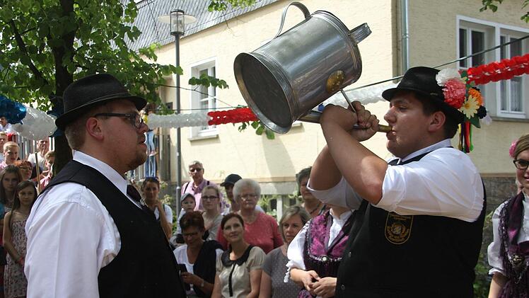 Christian Neubauer trinkt aus Gießer. Foto: Veronika Schadeck