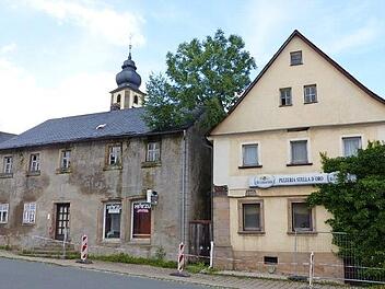 Die beiden Gebäude Marktstraße 12 (rechts) und 14 in Marktleugast werden abgerissen, die frei werdende Fläche wird neu gestaltet. Foto: Klaus-Peter Wulf